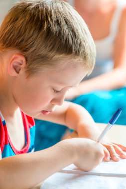 Bir kalem kağıt portre çizim bir çocuk portresi