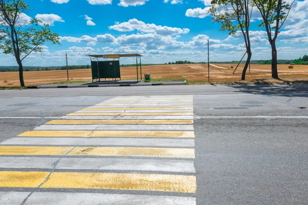 Empty bus stop and a Country highway — Stock Photo, Image