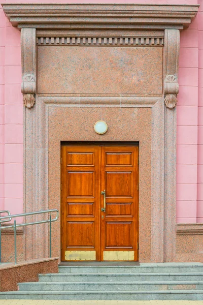 Entrada al edificio con puerta de madera plano vertical — Foto de Stock