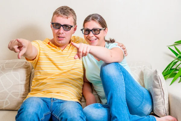 陽気なカップルの家で 3 d メガネで面白い映画を見て — ストック写真