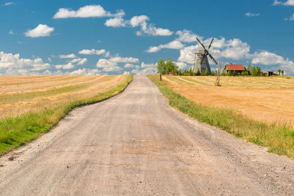 Beau paysage rural avec un moulin à vent par une journée ensoleillée — Photo