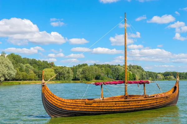 Παραδοσιακό ξύλινο σκάφος Viking στη λίμνη — Φωτογραφία Αρχείου