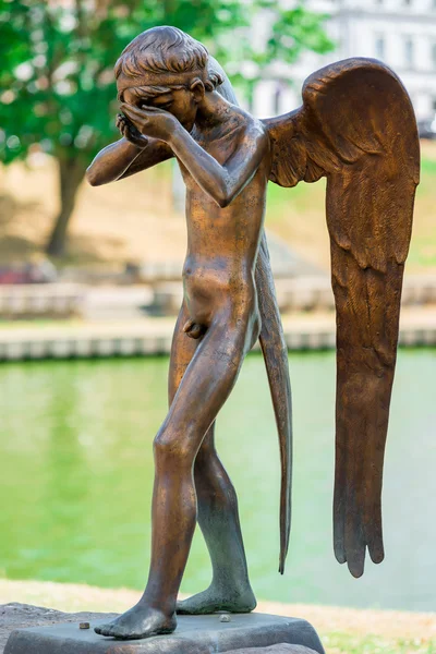 Escultura "Crying Angel" en la isla de las lágrimas en Minsk Imágenes de stock libres de derechos