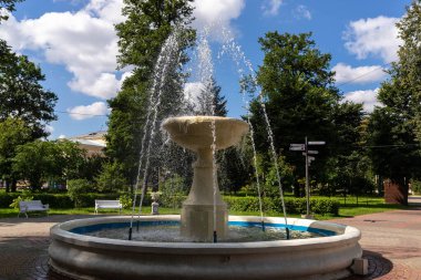 Tver, Tver bölgesi. Şehir bahçesinde aydınlık bir yaz günü. Resimli bulutlar güzel bir bahçenin üzerinde