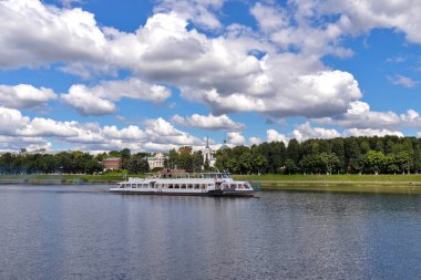 Tver. Tver bölgesi. Volga boyunca yürü. Eski Volga köprüsünün manzarası ve Afanasy Nikitin seti
