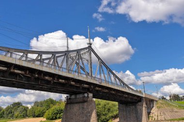 Tver. Tver bölgesi. Volga boyunca yürü. Eski Volga köprüsünün manzarası ve Afanasy Nikitin seti