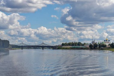 Tver. Tver bölgesi. Volga boyunca yürü. Eski Volga köprüsünün manzarası ve Afanasy Nikitin seti