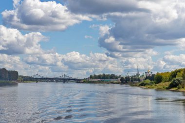 Tver. Tver bölgesi. Volga boyunca yürü. Eski Volga köprüsünün manzarası ve Afanasy Nikitin seti