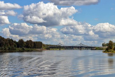 Tver. Tver bölgesi. Volga boyunca yürü. Eski Volga köprüsünün manzarası ve Afanasy Nikitin seti