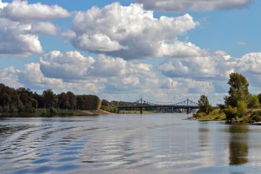 Tver. Tver bölgesi. Volga boyunca yürü. Eski Volga köprüsünün manzarası ve Afanasy Nikitin seti