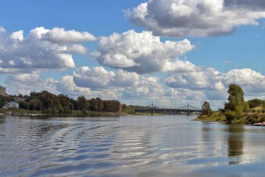 Tver. Tver bölgesi. Volga boyunca yürü. Eski Volga köprüsünün manzarası ve Afanasy Nikitin seti