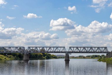 Tver. Tver bölgesi. Volga boyunca yürü. Volga 'daki demiryolu köprüsünün manzarası