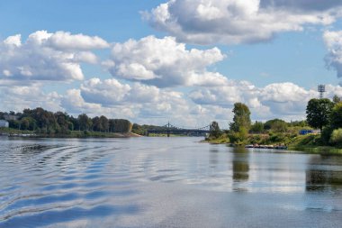 Tver. Tver bölgesi. Volga boyunca yürü. Eski Volga köprüsünün manzarası ve Afanasy Nikitin seti
