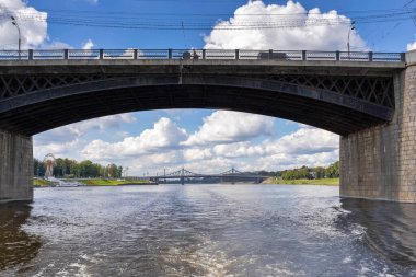 Tver. Tver bölgesi. Volga boyunca yürü. Yeni Volga köprüsü ve eski Volga köprüsü manzarası. Bakış açısı