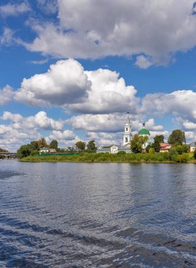 Tver. Aziz Catherine Manastırı 'nın büyük şehidi Catherine Kilisesi. Nehrin manzarası. Gökyüzünde güzel bulutlar. 