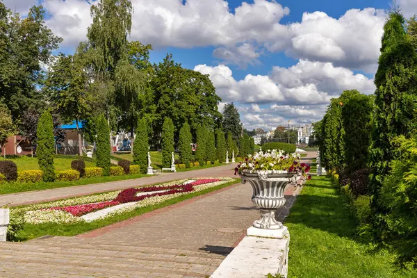 Tver Región Tver Día Verano Brillante Jardín Ciudad Pintorescas Nubes — Foto de Stock