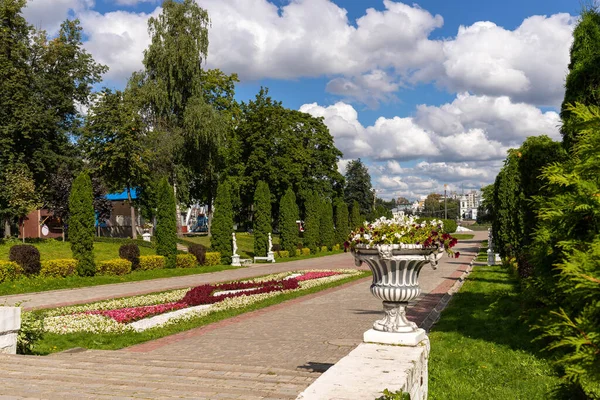 Tver Tver地域 市内庭園で明るい夏の日 美しい庭の上に絵のような雲 — ストック写真