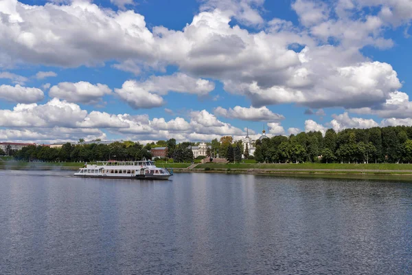 Tver 特维尔区沿着伏尔加河走伏尔加河古桥与Afanasy Nikitin河堤的景观 — 图库照片