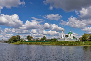 Tver. Aziz Catherine Manastırı 'nın büyük şehidi Catherine Kilisesi. Nehrin manzarası. Gökyüzünde güzel bulutlar. 