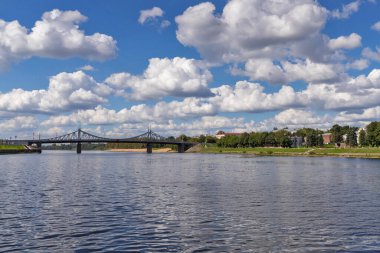 Tver. Tver bölgesi. Volga boyunca yürü. Eski Volga köprüsünün manzarası ve Afanasy Nikitin seti