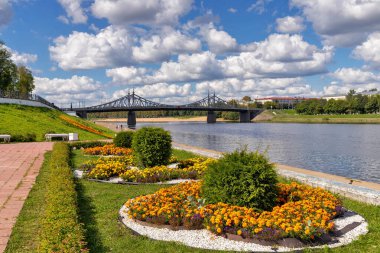 Tver. Tver bölgesi. Volga boyunca yürü. Eski Volga köprüsünün manzarası ve Afanasy Nikitin seti