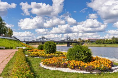 Tver. Tver bölgesi. Volga boyunca yürü. Eski Volga köprüsünün manzarası ve Afanasy Nikitin seti