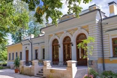 Tver. Tver İmparatorluk Seyahat Sarayı. 18. yüzyıl. Katedral meydanı, Volga seti manzaralı. Oldenburg Sarayı. Güzel bir parkta yaz günü