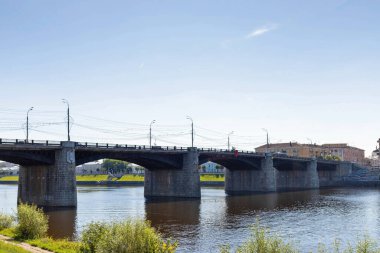 Tver. Tver bölgesi. Volga boyunca yürü. Yeni Volga köprüsü ve eski Volga köprüsü manzarası. Bakış açısı