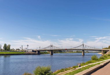 Tver. Tver bölgesi. Volga boyunca yürü. Eski Volga köprüsünün manzarası ve Afanasy Nikitin seti