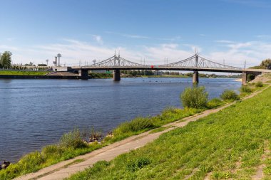 Tver. Tver bölgesi. Volga boyunca yürü. Eski Volga köprüsünün manzarası ve Afanasy Nikitin seti