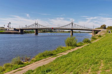 Tver. Tver bölgesi. Volga boyunca yürü. Eski Volga köprüsünün manzarası ve Afanasy Nikitin seti