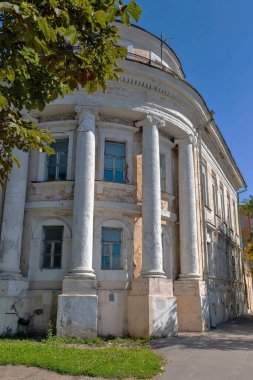 Tver. Moskova 8. Grenadier Alayı 'nın kışlasının tarihi binası. Süvari kışlaları. 18. yüzyılın sonları. Yaz günü