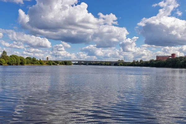 Tver 特维尔区沿着伏尔加河走新伏尔加河大桥和老伏尔加河大桥的景观 — 图库照片