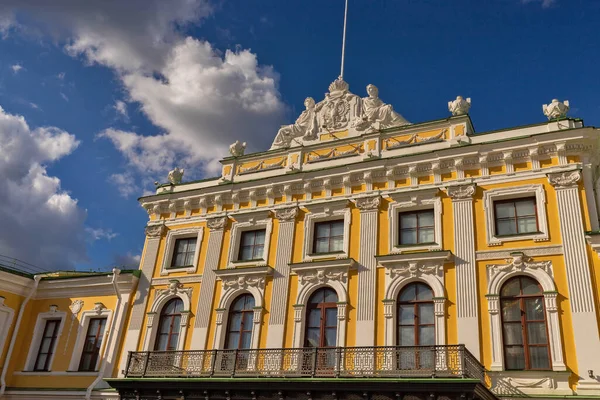 Tver. Tver İmparatorluk Seyahat Sarayı. 18. yüzyıl. Katedral meydanı, Volga seti manzaralı. Oldenburg Sarayı. Güzel bir parkta yaz günü
