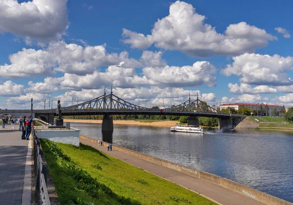 テバー Tver地域 ヴォルガ川沿いを歩く 古いヴォルガ橋とAfanasy Nikitinの堤防の眺め ストック写真