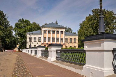 Çirkin. Yaroslavl bölgesi. Çirkin Kremlin. Şehir konseyinin inşası, 19. yüzyılın başlangıcı. Klasik çağ