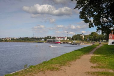 Çirkin. Yaroslavl bölgesi. Rıhtımda gemi turu. Rusya 'nın altın yüzüğü. Arka planda Flor ve Lavr Kilisesi. Diriliş Kilisesi.