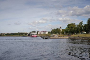 Çirkin. Yaroslavl bölgesi. Rıhtımda gemi turu. Rusya 'nın altın yüzüğü. Arka planda Flor ve Lavr Kilisesi. Diriliş Kilisesi.