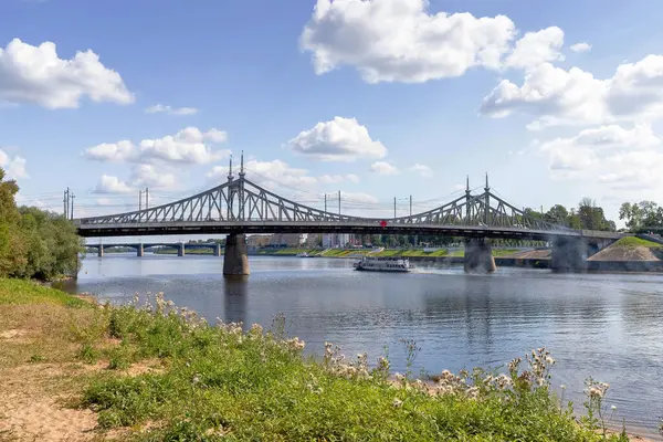 テバー Tver地域 ヴォルガ川沿いを歩く 古いヴォルガ橋とAfanasy Nikitinの堤防の眺め — ストック写真