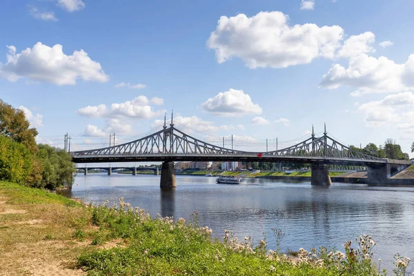 Tver 特维尔区沿着伏尔加河走伏尔加河古桥与Afanasy Nikitin河堤的景观 — 图库照片
