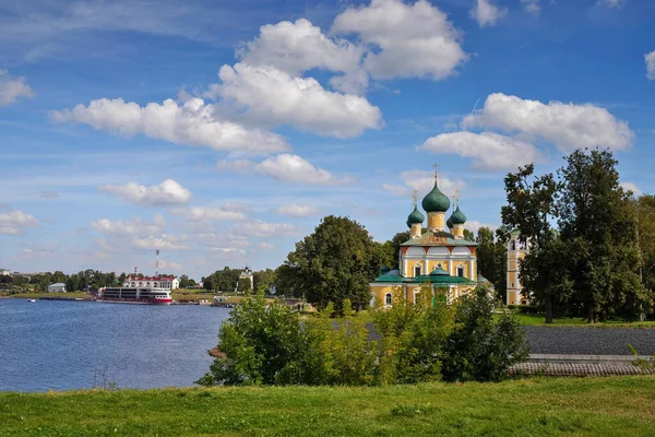 Uglich Yaroslavl Regionen Kryssningsfartyg Vid Piren Rysslands Gyllene Ring Transfigurationskatedralen — Stockfoto