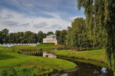 Çirkin. Yaroslavl bölgesi. Çirkin Kremlin. Çirkin. Yaroslavl bölgesi. Çirkin Kremlin. Şehir meclisinin tarihi binasının S şeklindeki dere taşından görünüşü.