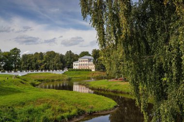 Çirkin. Yaroslavl bölgesi. Çirkin Kremlin. Çirkin. Yaroslavl bölgesi. Çirkin Kremlin. Şehir meclisinin tarihi binasının S şeklindeki dere taşından görünüşü.