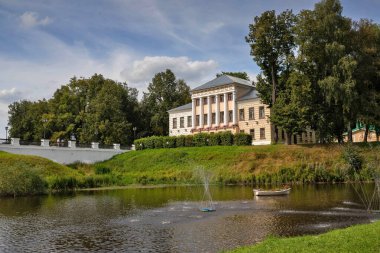 Çirkin. Yaroslavl bölgesi. Çirkin Kremlin. Çirkin. Yaroslavl bölgesi. Çirkin Kremlin. Şehir meclisinin tarihi binasının S şeklindeki dere taşından görünüşü.
