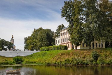 Çirkin. Yaroslavl bölgesi. Çirkin Kremlin. Şehir meclisinin tarihi binasının ve Kazan Kilisesi 'nin manzarası. Taştan akarsu akıntısından Tanrı' nın annesinin ikonu.