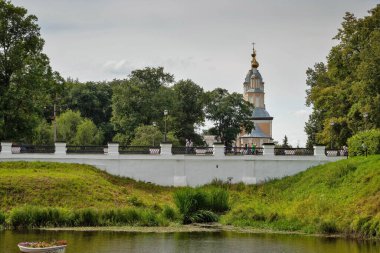 Çirkin. Yaroslavl bölgesi. Rıhtımda gemi turu. Rusya 'nın altın yüzüğü. Kazan kilisesi, Tanrı 'nın annesi.