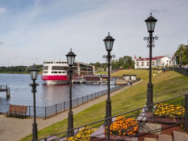 Çirkin. Volga Nehri Embankment. İnce bir sıra güzel fener. Ritim. Ritim. Beklenti