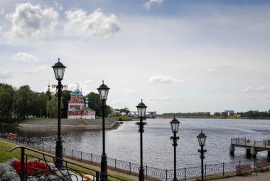 Çirkin. Volga Nehri Embankment. İnce bir sıra güzel fener. Ritim. Ritim. Beklenti