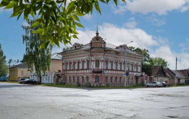 Çirkin. Yaroslavl bölgesi. Vinogradov Evi. Şehir planlama ve mimari abidesi. 19. yüzyıl. Yaz günü.