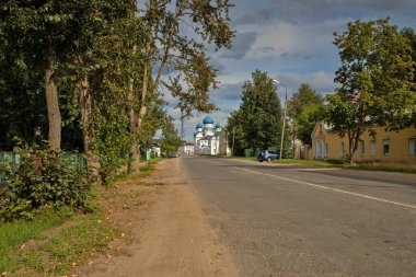 Çirkin. Yaroslavl bölgesi. Rıhtımda gemi turu. Rusya 'nın altın yüzüğü. Epifani Manastırı 'ndaki Epifani Katedrali.
